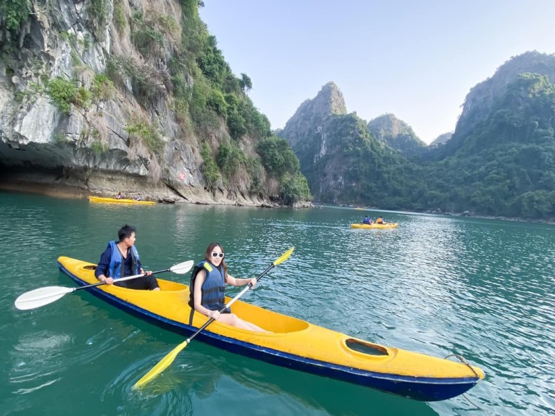 Discover Dragon Eye Kayaking in Ha Long Kayaking in Ha Long Bay's Dragon Eye Island