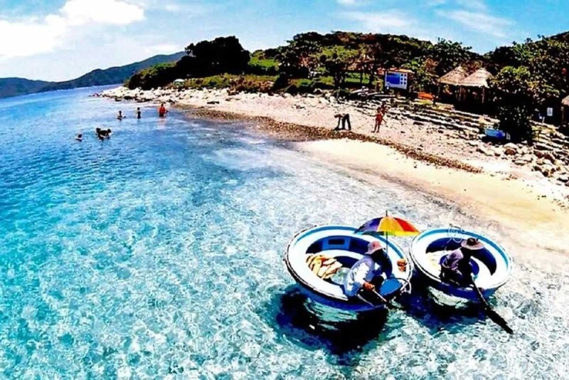 Clear turquoise waters at Hon Mot Island with vibrant coral reefs ideal for diving at Hon Mot Island