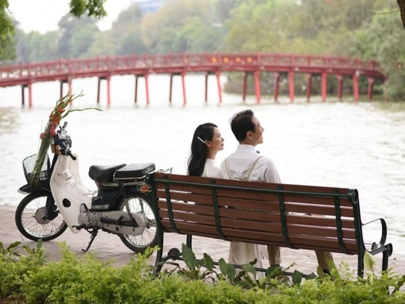 Romantic Scene by Hoan Kiem Lake Couple sitting by Hoan Kiem Lake, Hanoi