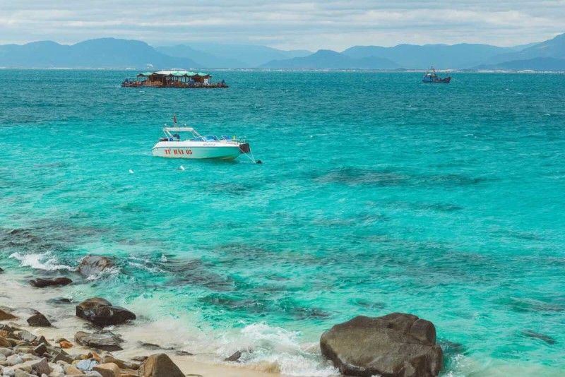 Speedboats and Tourist Boats Near Mun Island Various speedboats and tourist boats anchored near Mun Island surrounded by turquoise water