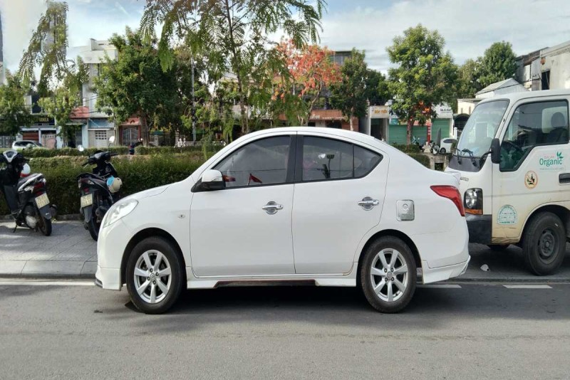 Using Grab app for ride-hailing transfer from Nha Trang City Centre to Cau Da Port Mobile phone showing Grab app interface for booking transfer to Cau Da Port