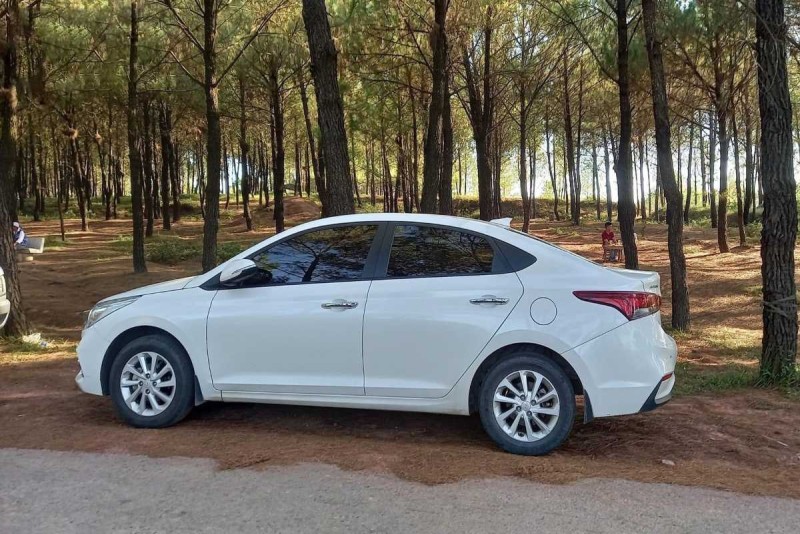 White sedan used for private transfer from Nha Trang City Centre to Cau Da Port White sedan car ready for private transfer from Nha Trang City Centre to Cau Da Port