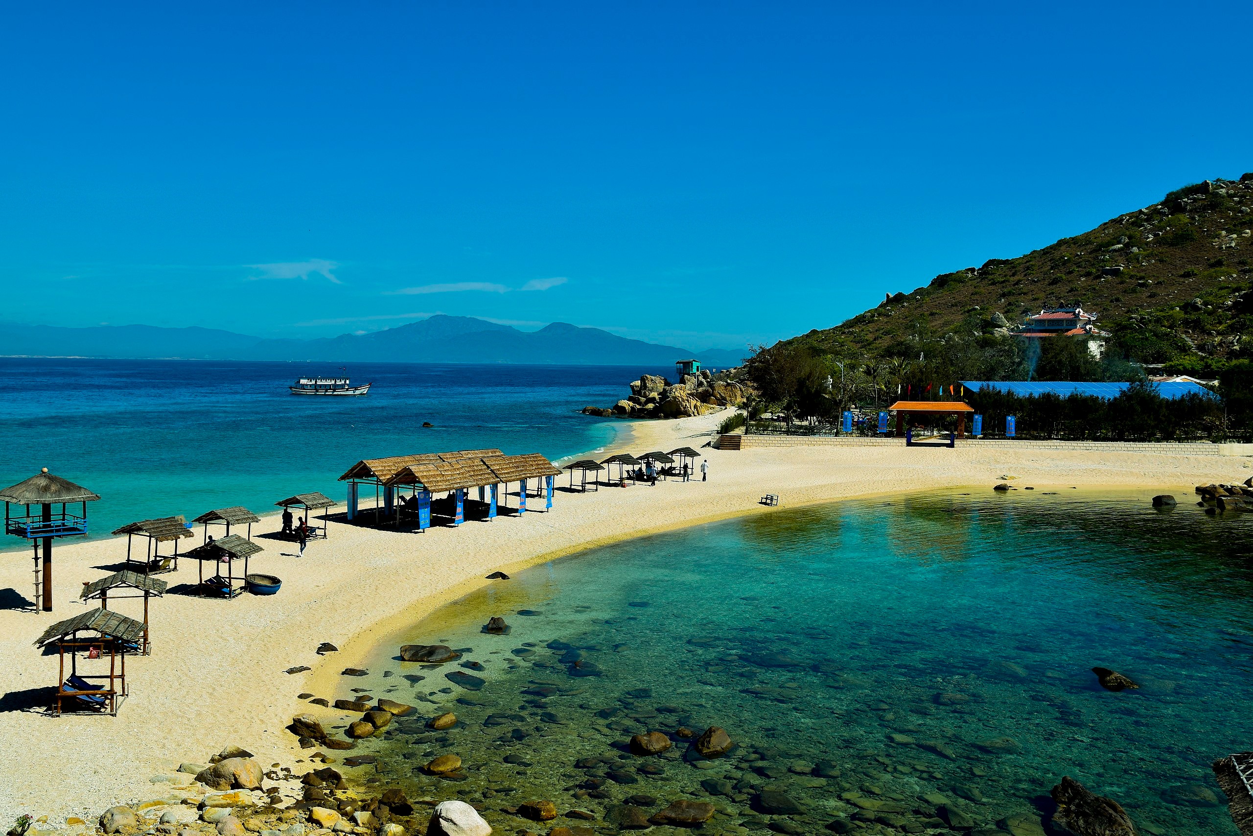 Aerial view of Hon Noi Islands and bay Aerial view of Hon Noi Islands showing clear waters and sandy shores in Nha Trang