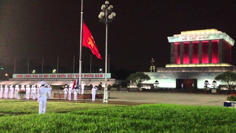 Ba Dinh Square Flag Lowering Ceremony at Night – A Tribute to Vietnam’s Heritage Nighttime flag lowering ceremony at Ba Dinh Square in front of Ho Chi Minh Mausoleum