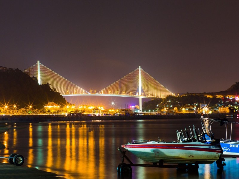 Bai Chay Bridge and Coastal Landmarks Bai Chay Bridge and surrounding coastal area