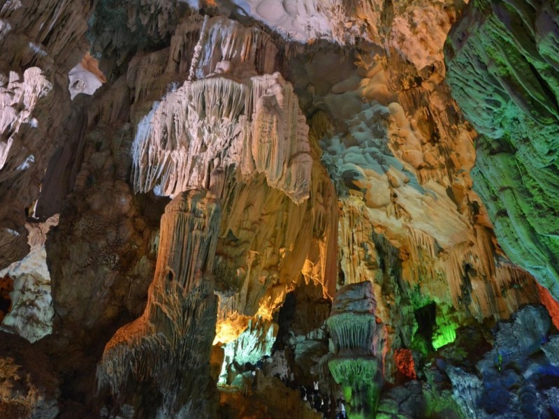 Beautiful Formations in Thien Cung Cave, Halong Bay Stunning natural formations in Thien Cung Cave, with intricate stalactites and stalagmites, illuminated by colorful lighting.