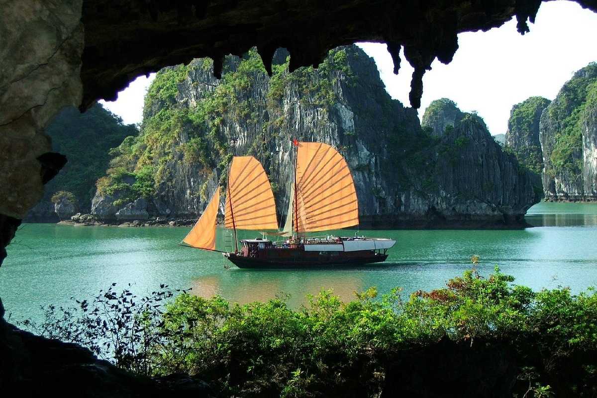 A stunning view of Bo Nau Cave Halong Bay, showcasing crystal-clear waters surrounded by limestone karsts.