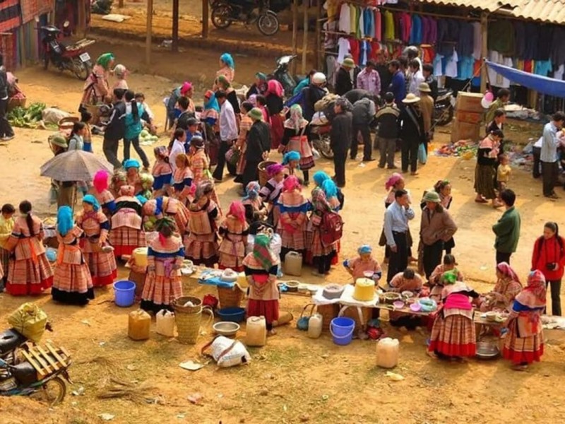 Crowd at Can Cau Market with Hmong people dressed in traditional clothing
