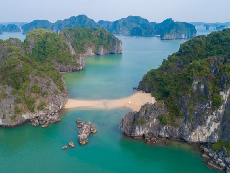 Cat Oan Beach at Cong Dam Area, Bai Tu Long Bay Aerial view of Cat Oan Beach in Cong Dam Fishing Village, Bai Tu Long Bay, with clear waters and sandy beach.