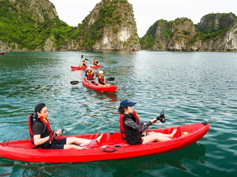 Chèo Kayak Nhóm tại Khu Vực Cong Do Một nhóm người chèo kayak qua những khối đá vôi đẹp mắt tại khu vực Cong Do.