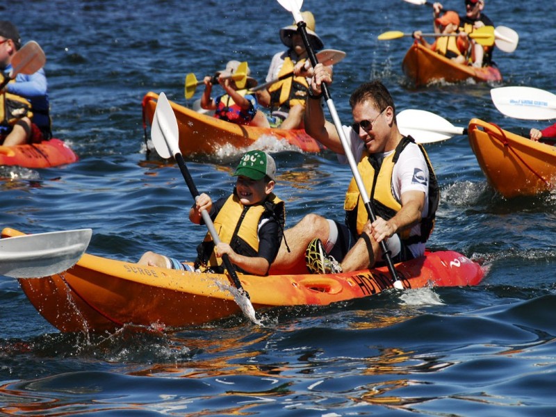 Chuyến Phiêu Lưu Chèo Kayak Gia Đình tại Khu Vực Cong Do 1 Một gia đình chèo kayak cùng nhau trong làn nước trong xanh của khu vực Cong Do.