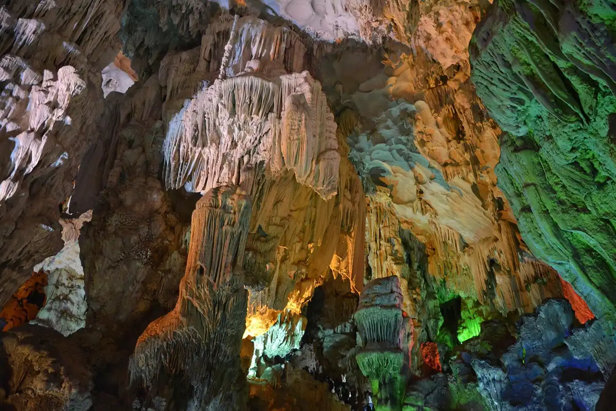 Dau Go Cave Halong Bay