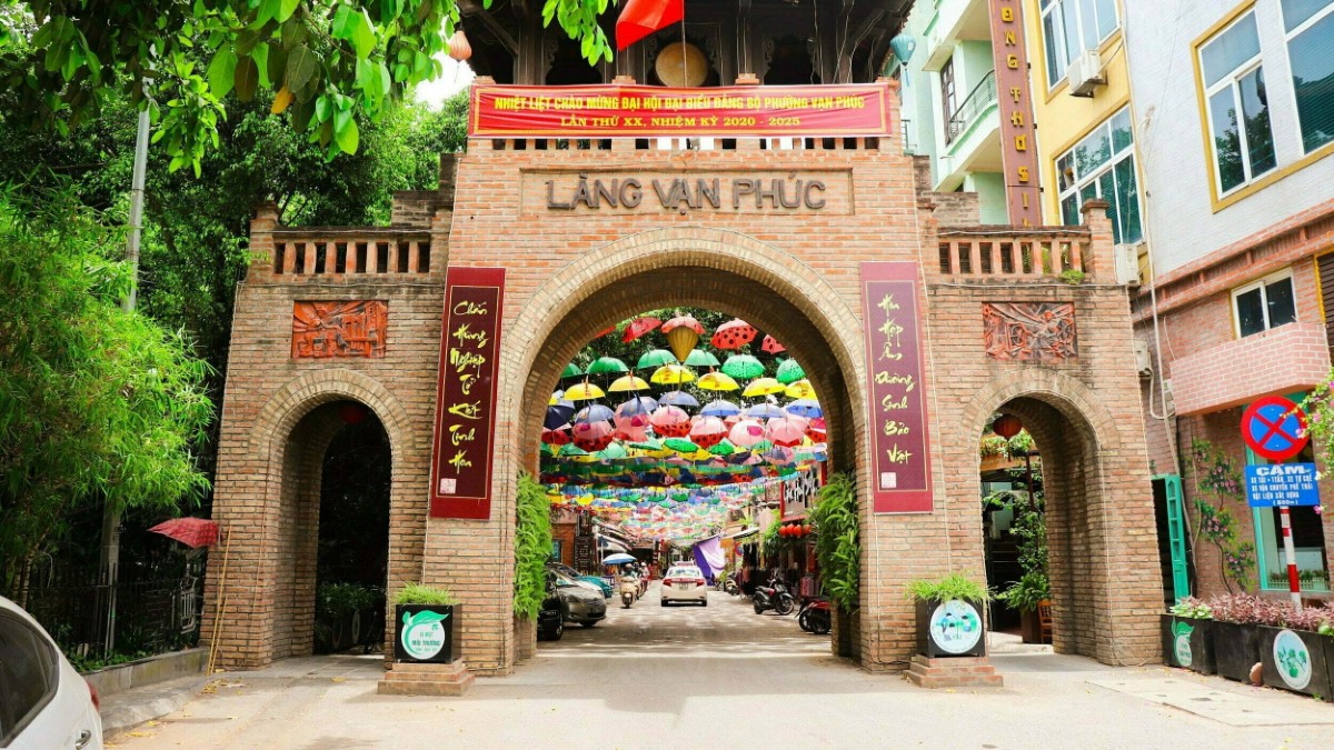 Entrance Gate to Van Phuc Silk Village The grand brick entrance gate to Van Phuc Silk Village, adorned with colorful umbrellas and traditional Vietnamese designs.