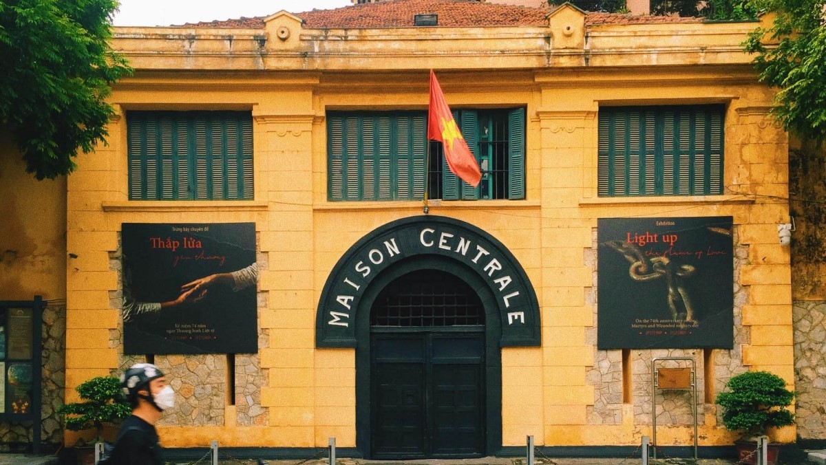 Entrance of Hoa Lo Prison (Maison Centrale) The main entrance of Hoa Lo Prison (Maison Centrale) in Hanoi, with historical exhibits on display.