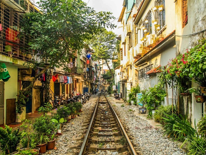 Guide to visiting Hanoi Train Street with highlights of the area