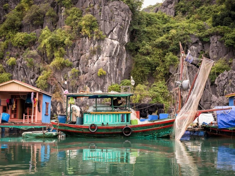 Join Fishing Activities in Vung Vieng Fishing Village Tourists join fishing activities in Vung Vieng Fishing Village, experiencing the traditional lifestyle of local fishermen on their floating homes.