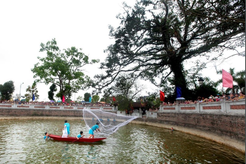 Le Mat Snake Village Festival Water Procession Villagers at Le Mat Snake Village during the water procession ceremony, an important part of the annual snake festival, where local traditions are celebrated.