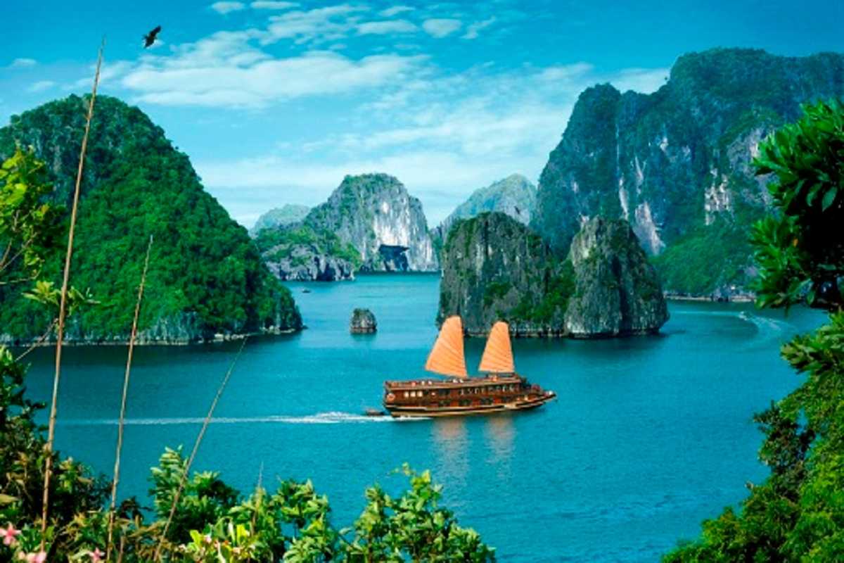 Towering limestone karst formation inside Drum Cave Halong Bay, an impressive natural sculpture.