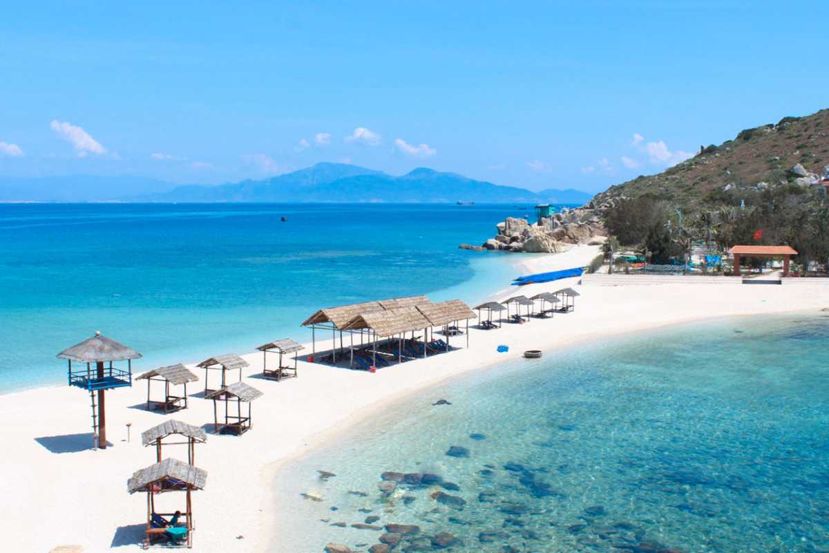 Main Beach of Yen Island in Daylight Clear waters and soft white sand along the main beach of Yen Island under sunny skies.