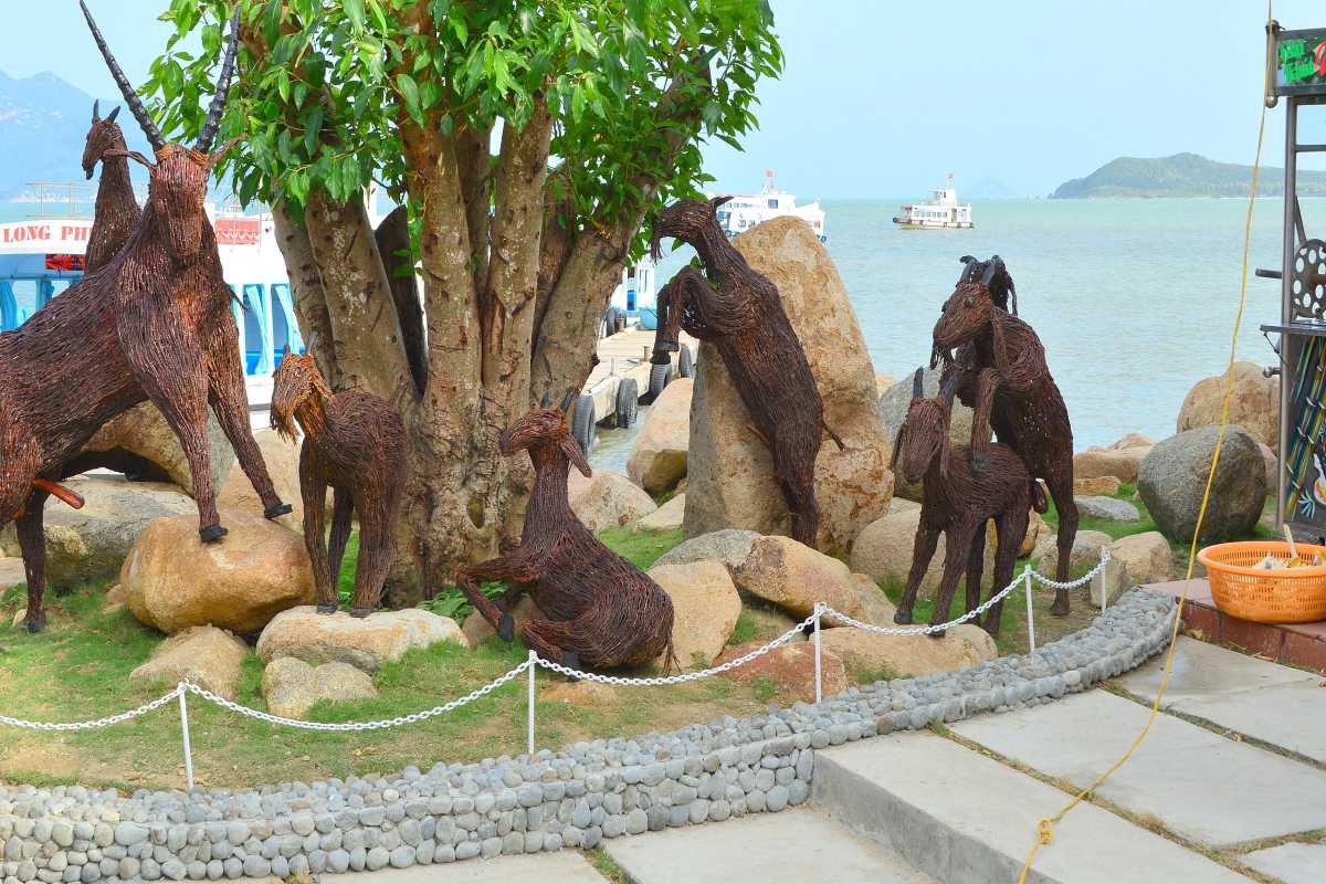 Goat Sculptures near Monkey Island Pier Sculpted goats made of twine under a tree at the Monkey Island pier area near Vĩnh Lương.