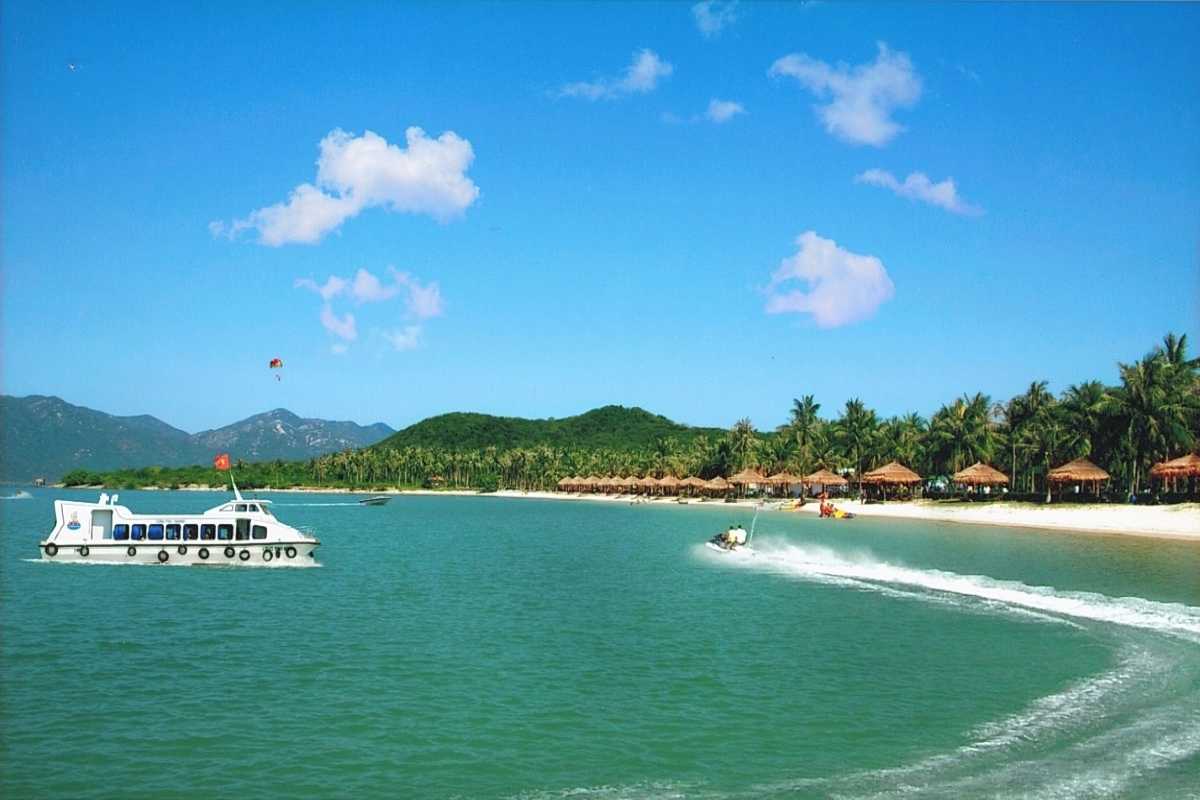 Speedboat and water sports activities in Nha Phu Bay Speedboat cruising near sandy beaches in Nha Phu Bay, a hotspot for water sports and aquatic recreation in Nha Trang, Vietnam.