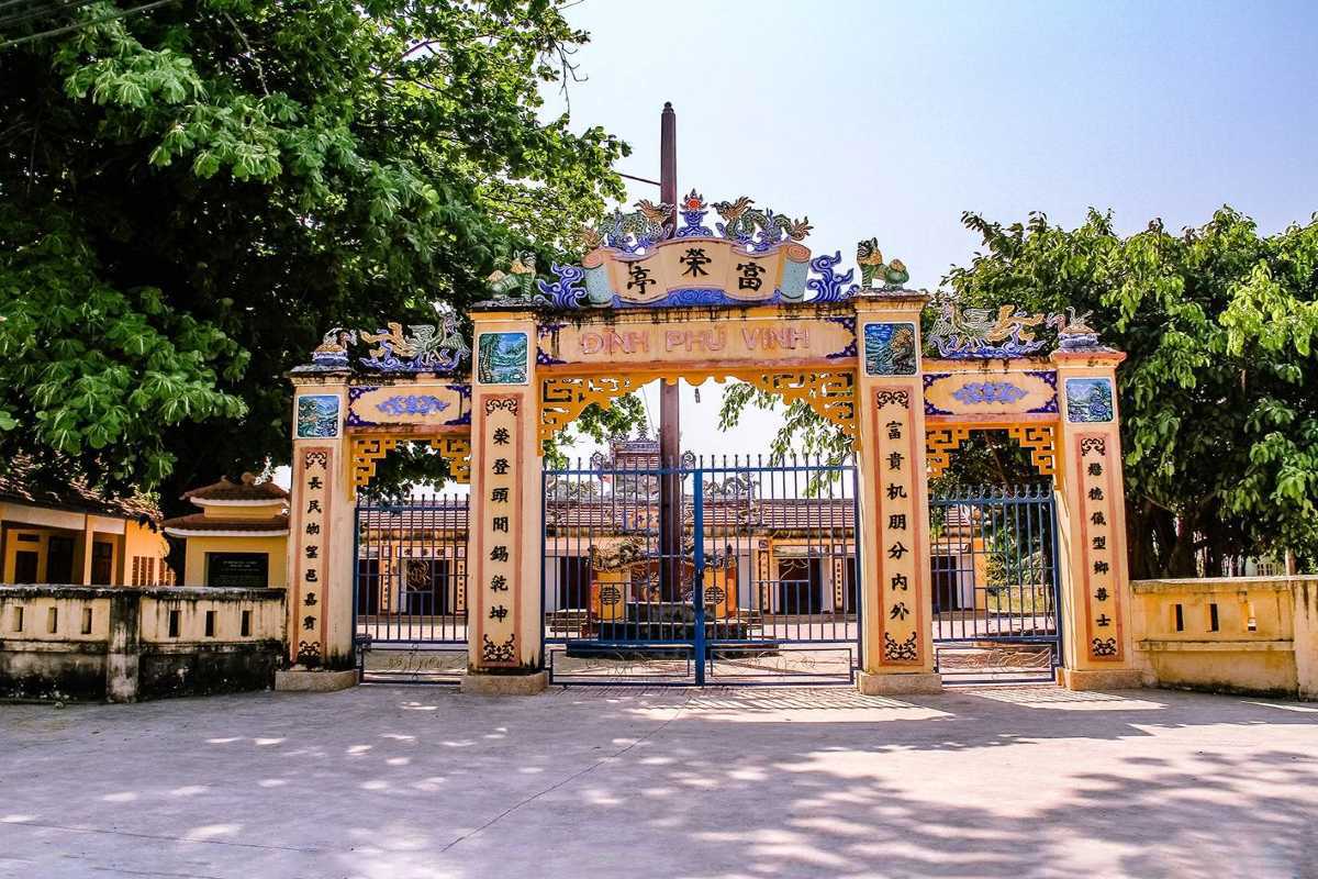 Main temple gate of Phu Vinh Village Ornate gate of Phu Vinh Ancient Village featuring Chinese calligraphy and dragon carvings