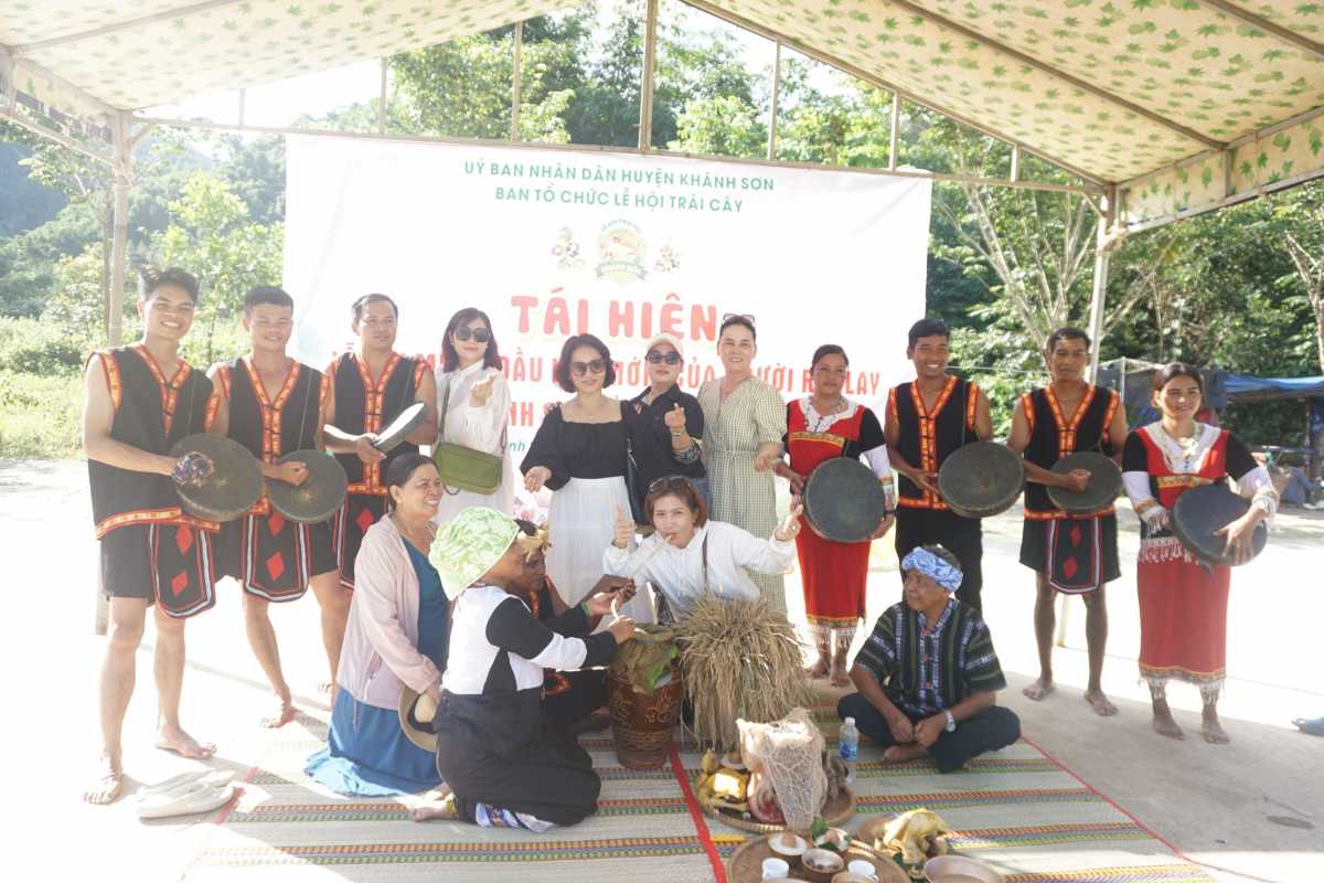 Raglai Cultural Showcase with Visitors in Khánh Sơn Raglai performers and tourists gather at a cultural festival reenactment with drums, offerings, and traditional attire in Khánh Sơn.
