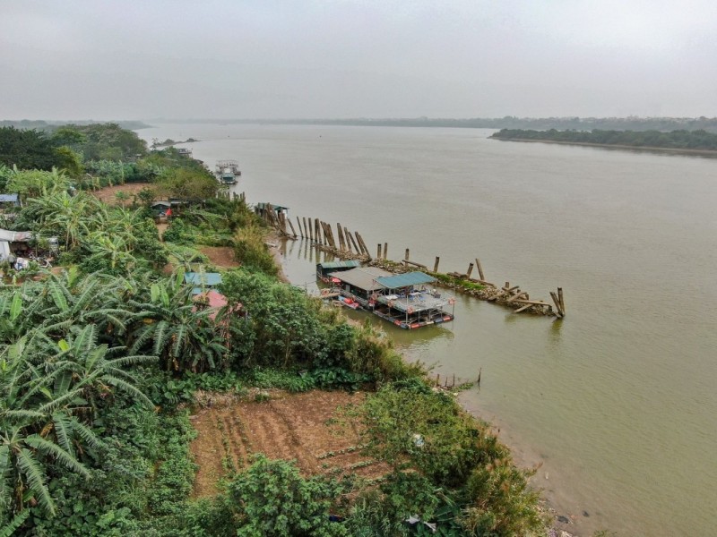 Riverside View of Banana Island Riverside view of Banana Island along the Red River with local floating houses