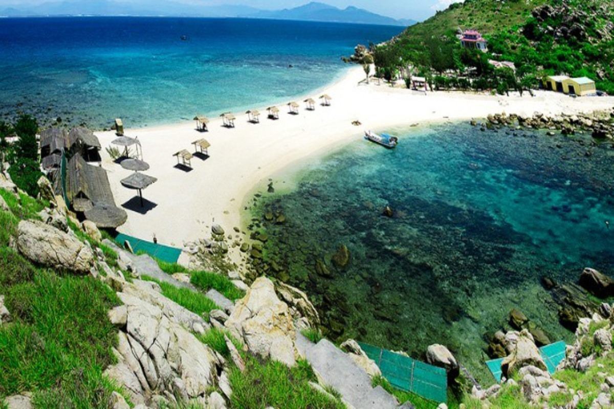 View of white sandy beach and boats at Hon Noi Islands White sandy beach with boats docked at Hon Noi Islands in Nha Trang