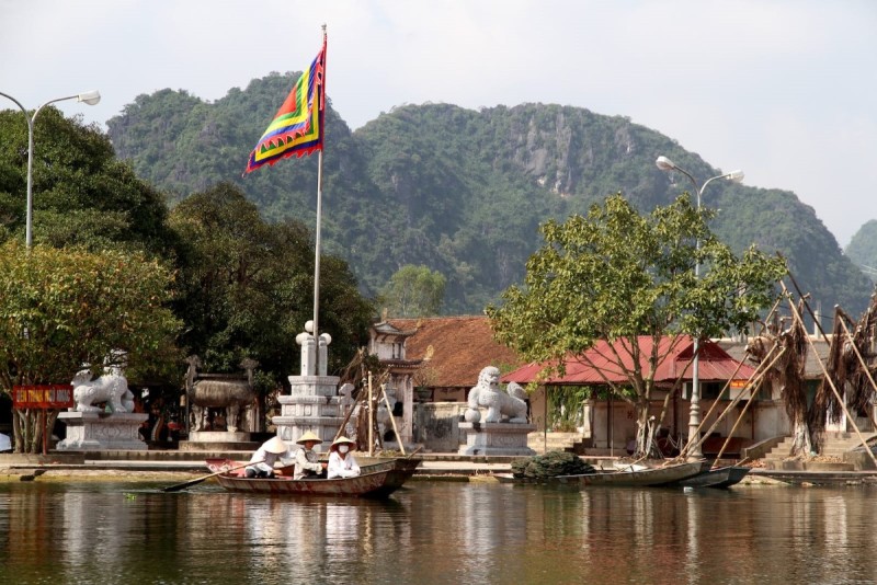 Scenic View of Perfume Pagoda – A Journey Through Hanoi’s Spiritual Landscape Scenic view of Perfume Pagoda in Vietnam, surrounded by green mountains and a peaceful natural environment.