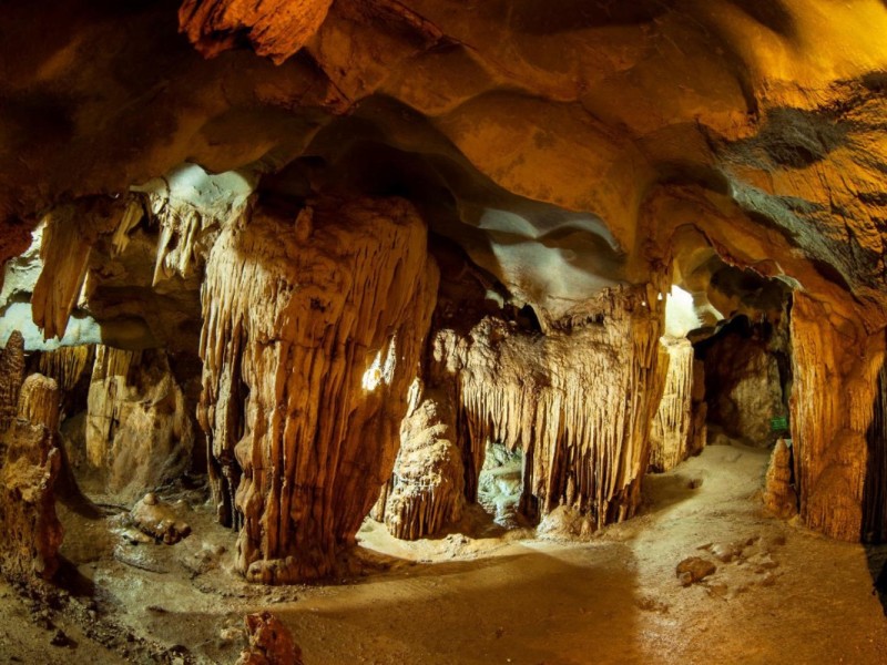 Stunning Formations in Me Cung Cave Natural limestone formations inside Me Cung Cave, Halong Bay, showcasing stunning stalactites.