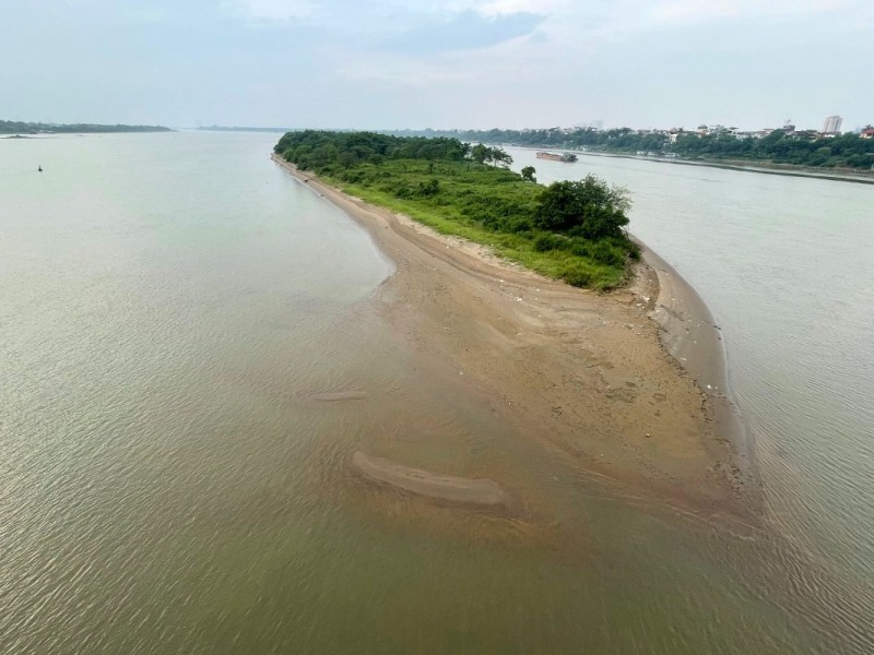 The Serene Red River in Vietnam A serene view of the Red River in Vietnam, with lush green riverbanks and calm waters.