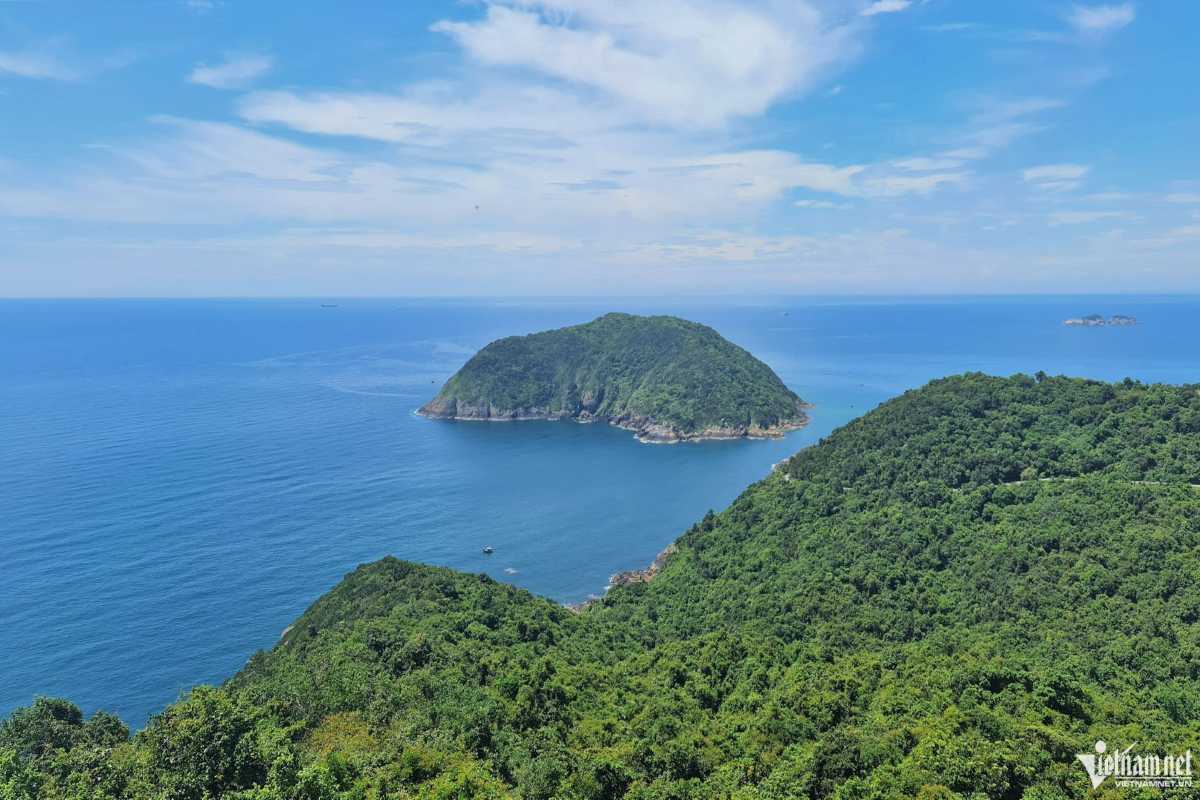 Panoramic view of lush Thi Island Nha Trang surrounded by clear blue sea under a partly cloudy sky