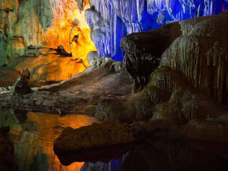 Thien Cung Cave in Halong Bay – Natural Wonder A breathtaking view of Thien Cung Cave in Halong Bay, showcasing its stunning limestone formations illuminated by vibrant lights.