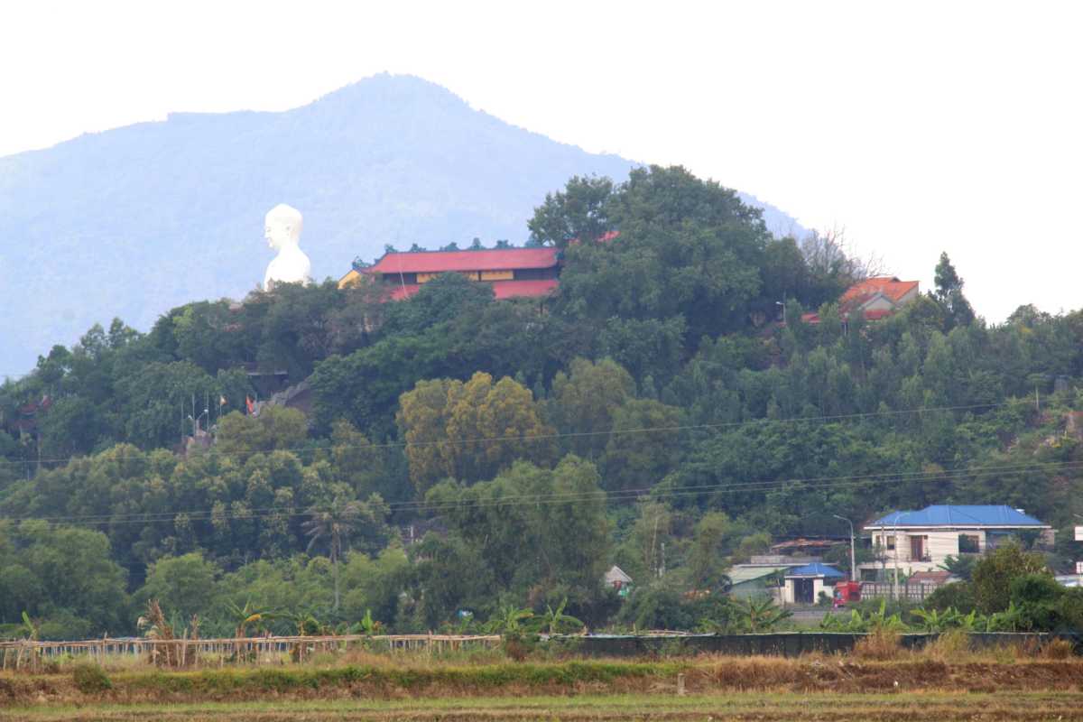 Traditional wooden entrance gate decorated with Vietnamese motifs at Tong Lam Lo Son Pagoda