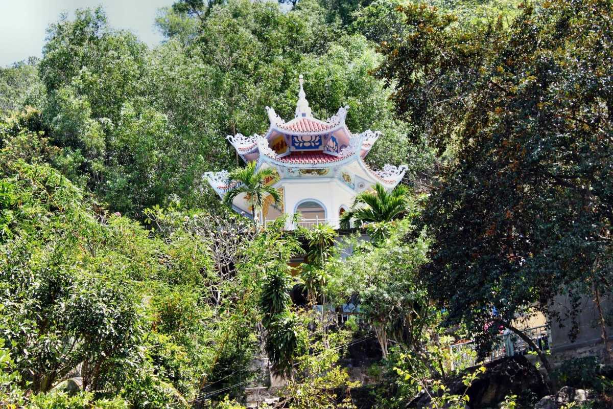 Close-up of the ornate curved roof with intricate carvings at Tong Lam Lo Son Pagoda