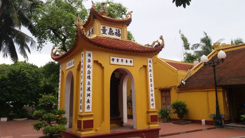 Tran Quoc Pagoda Worship Pavilion The worship pavilion at Tran Quoc Pagoda, Hanoi, showcasing traditional Vietnamese Buddhist architecture.