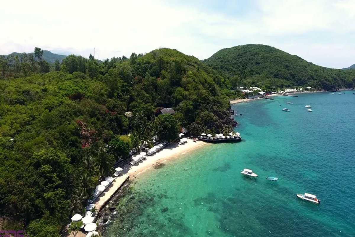 Tranh Beach Nha Trang Boat Tour Speed boat cruising near the sandy shores and clear waters of Tranh Beach Nha Trang