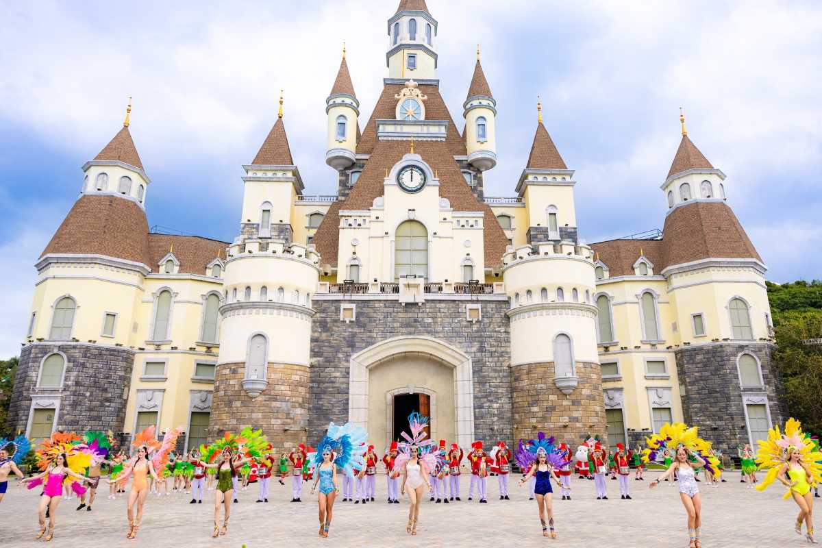 VinWonders Nha Trang Castle Show Cultural show with dancers in front of VinWonders Nha Trang castle