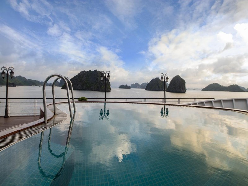 Aspira Cruise sailing through the serene waters of Ha Long Bay