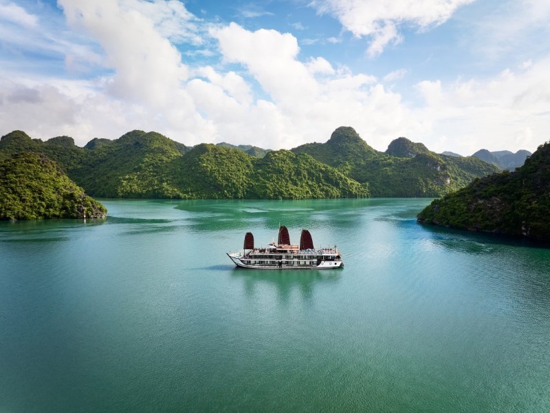Cảnh quan du thuyền Amanda Luxury tại Vịnh Hạ Long