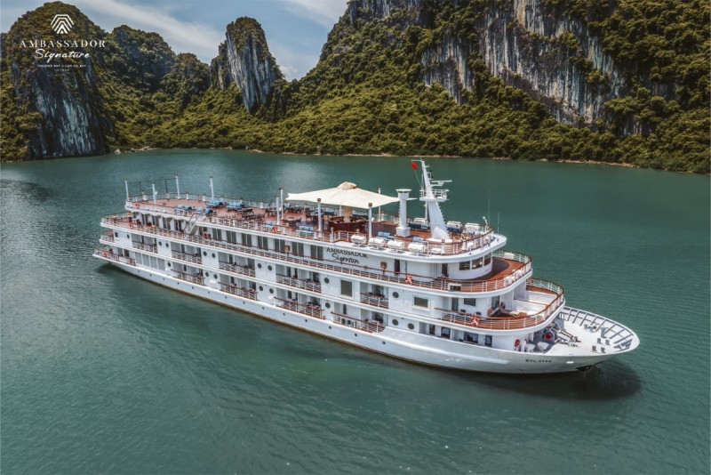 Hình ảnh du thuyền Ambassador Signature di chuyển trên làn nước xanh của Vịnh Hạ Long