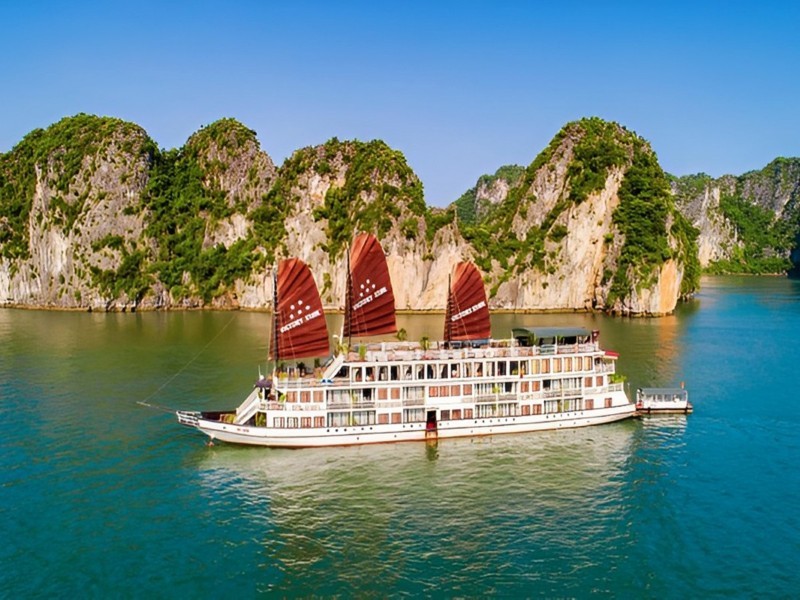 Hình ảnh du thuyền Arcady Boutique với cánh buồm nâu đặc trưng trên vịnh Hạ Long