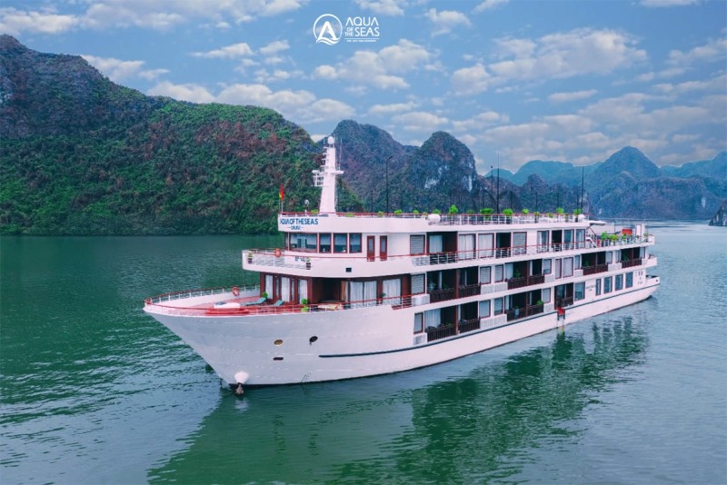 Góc nhìn phía trước của du thuyền Aqua of the Seas tại Vịnh Hạ Long