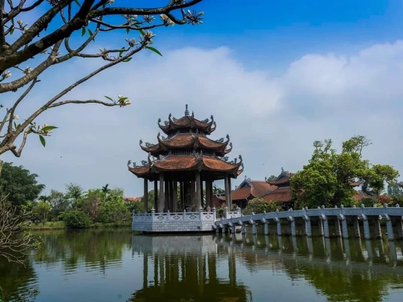 Beautiful Pavilion in Hung Yen Scenic pavilion over a lake in Hung Yen
