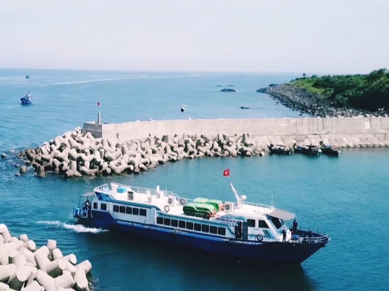 Boat to Con Co Island in Quang Tri! Boat to Con Co Island in Quang Tri docked at the coastal pier.