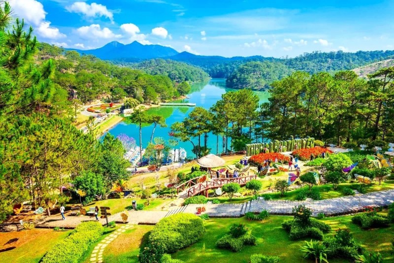 Da Lat Lake and Garden: Nature’s Retreat in Vietnam A beautiful garden and lake in Da Lat surrounded by lush greenery and hills