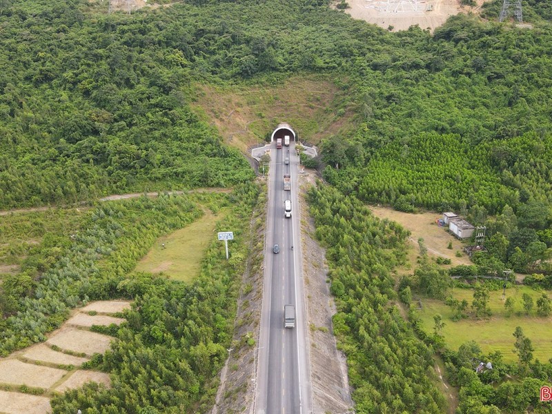 Deo Ngang in Ha Tinh Deo Ngang Pass in Ha Tinh, a mountain pass surrounded by lush greenery