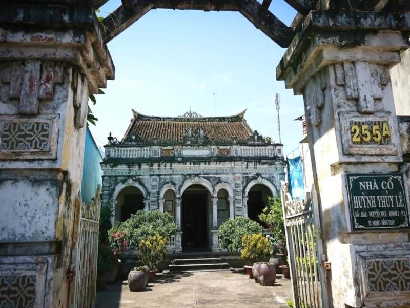 Front View of Huynh Thuy Le Ancient House Historic view of Huynh Thuy Le Ancient House in Dong Thap, a prominent cultural landmark.