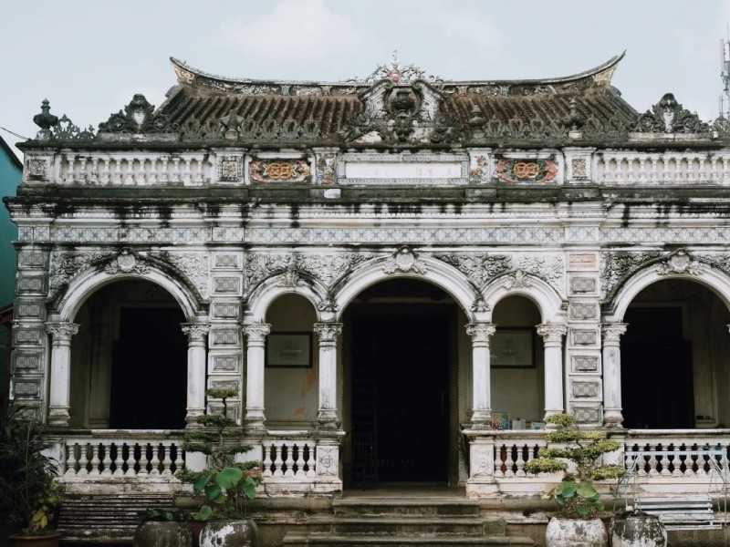 Huynh Thuy Le Ancient House Architecture Detailed architectural features of Huynh Thuy Le Ancient House in Dong Thap province, Vietnam.